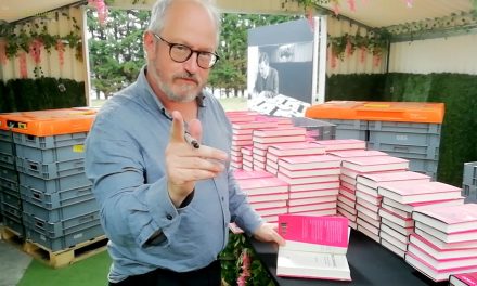 It’s Book Signing Day – Robin Ince’s Horizons Tour Diary